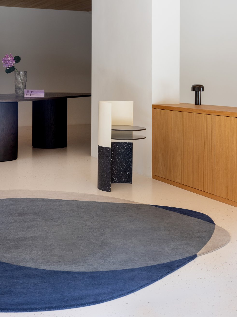 Tapis rond contemporain bleu et gris dans un salon minimaliste