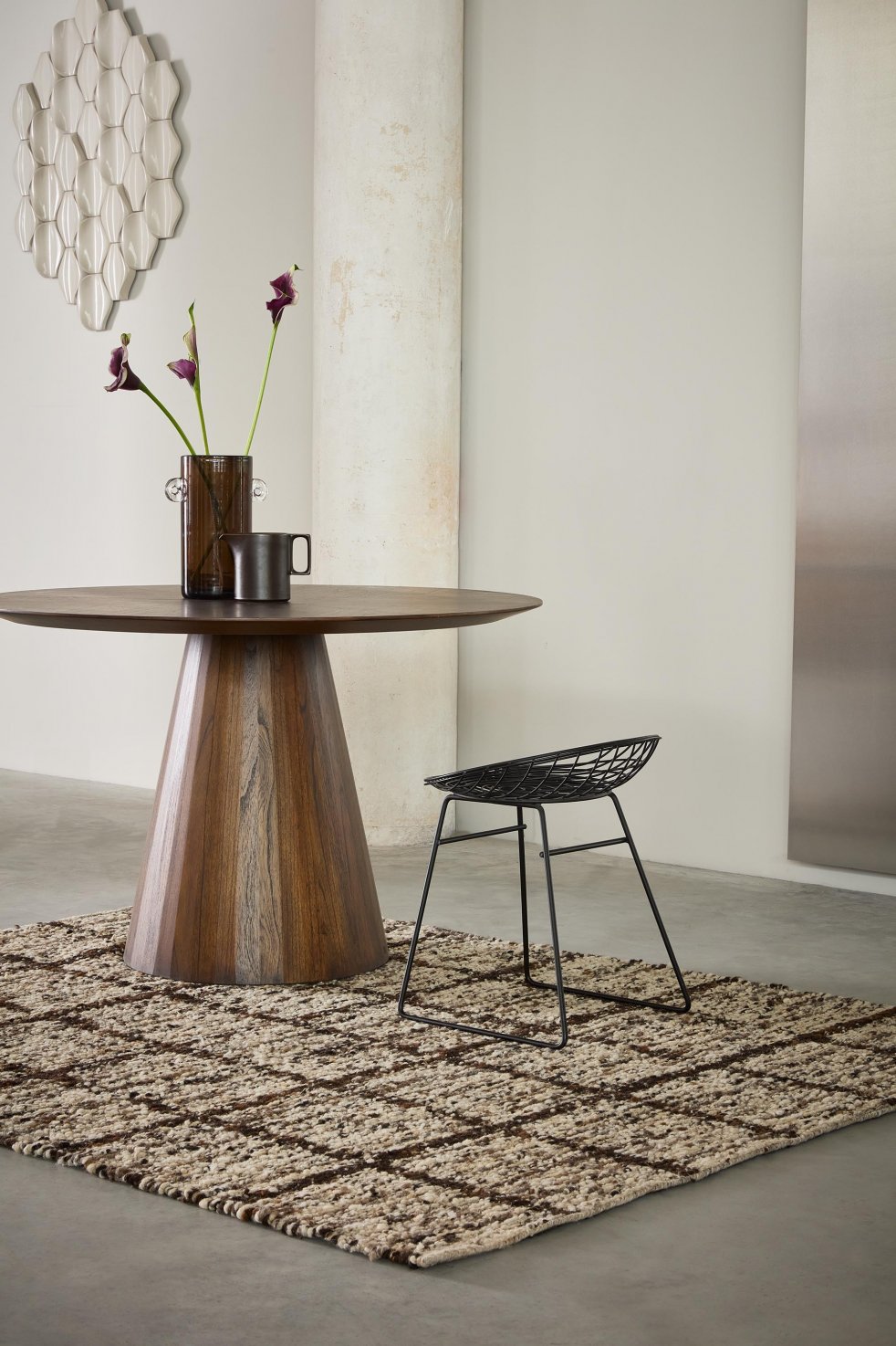 Tapis berbère à carreaux bruns sous une table en noyer