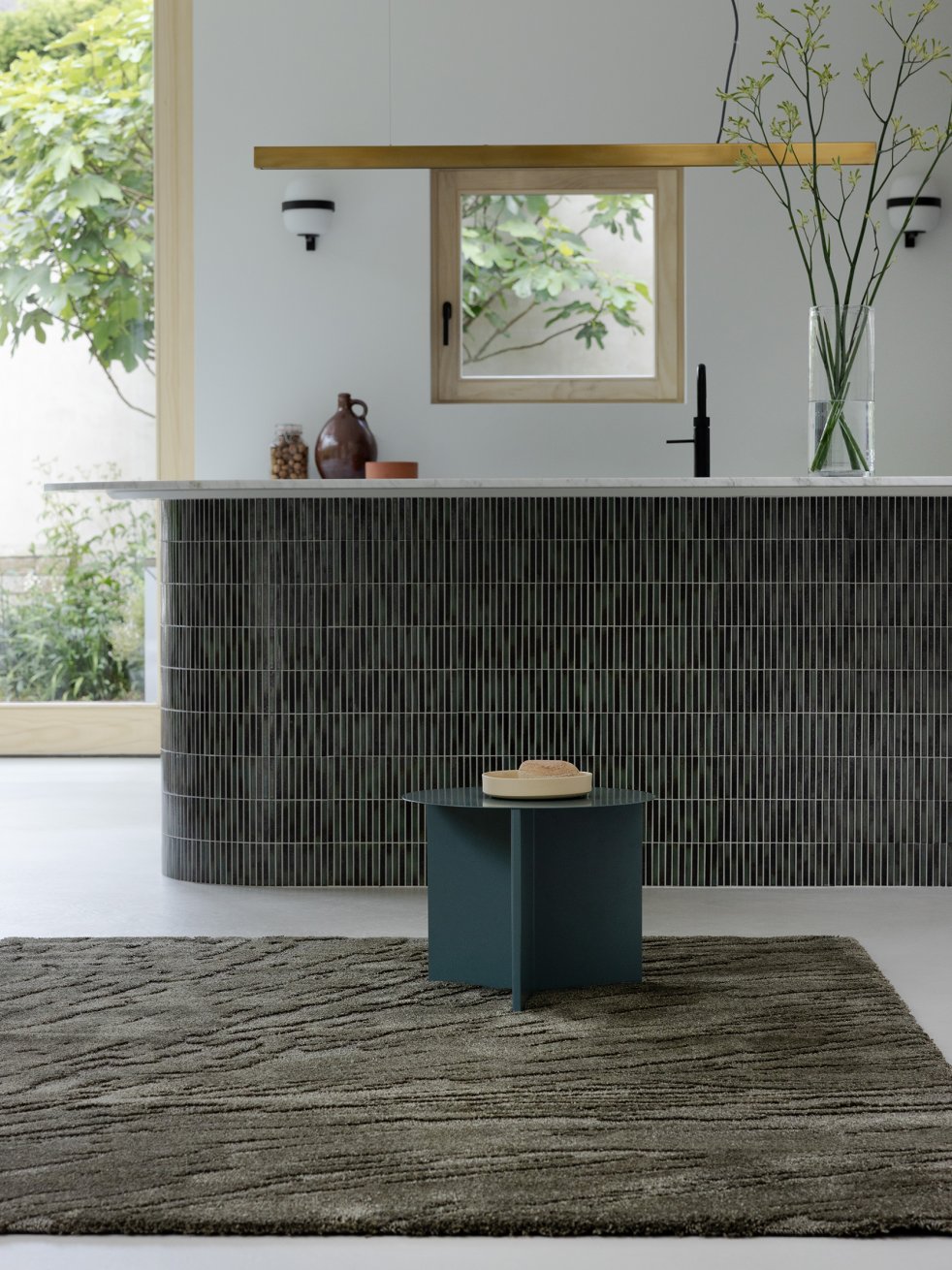 Tapis haute laine kaki dans une cuisine contemporaine